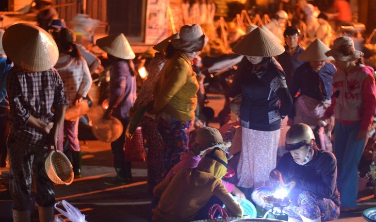 Phiên  chợ dành cho phụ nữ ở Hội An nằm ở phía nam cầu Cẩm Nam, ngay ngã tư Phan Bội Châu - Hoàng Diệu. Nói như vậy bởi chợ này hầu như chỉ có phụ nữ tham gia. Người dân thường gọi là chợ sáng cầu Cẩm Nam, hay chợ đầu mối Hội An. Chợ chỉ họp trong vòng 3 tiếng đồng hồ, bắt đầu chính thức họp từ 1h đến 4h là tan